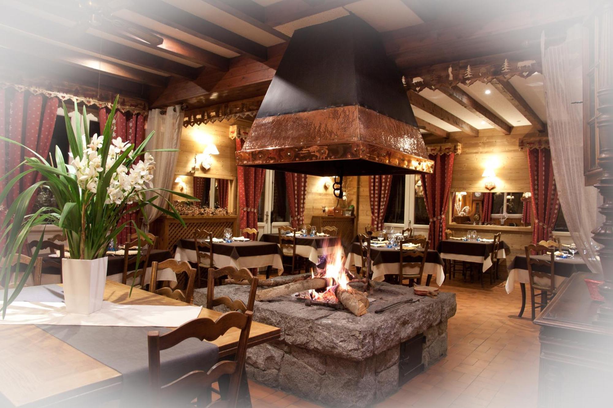 Hotel - Restaurant - Bar - Le Sapin Fleuri Bourg d'Oueil Екстер'єр фото
