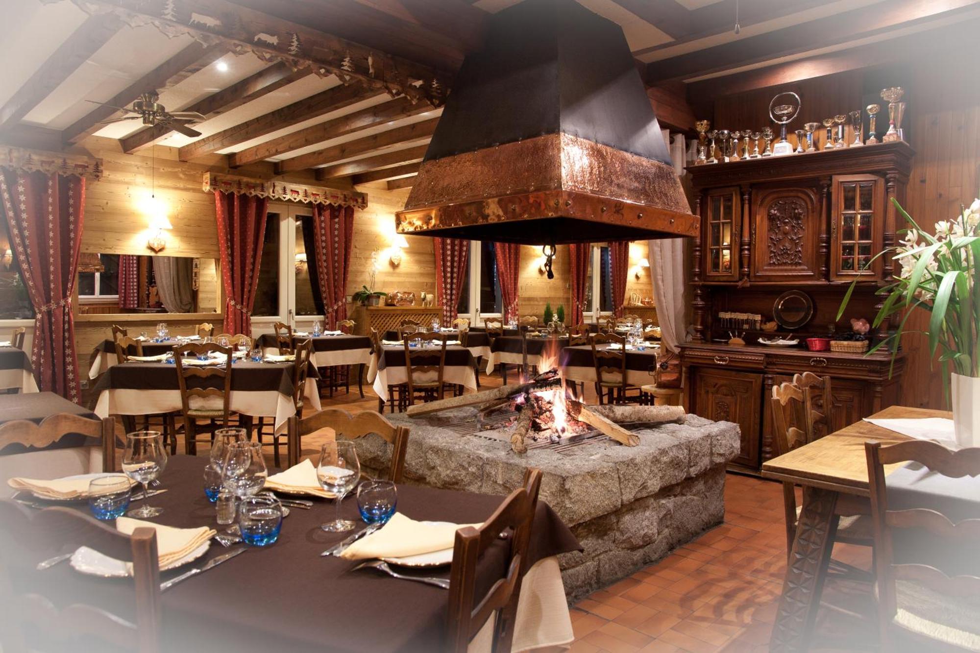 Hotel - Restaurant - Bar - Le Sapin Fleuri Bourg d'Oueil Екстер'єр фото