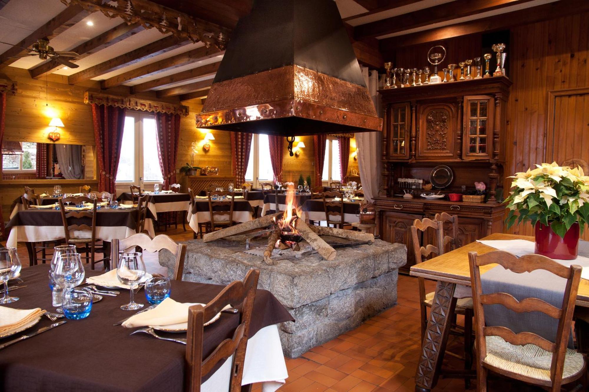 Hotel - Restaurant - Bar - Le Sapin Fleuri Bourg d'Oueil Екстер'єр фото