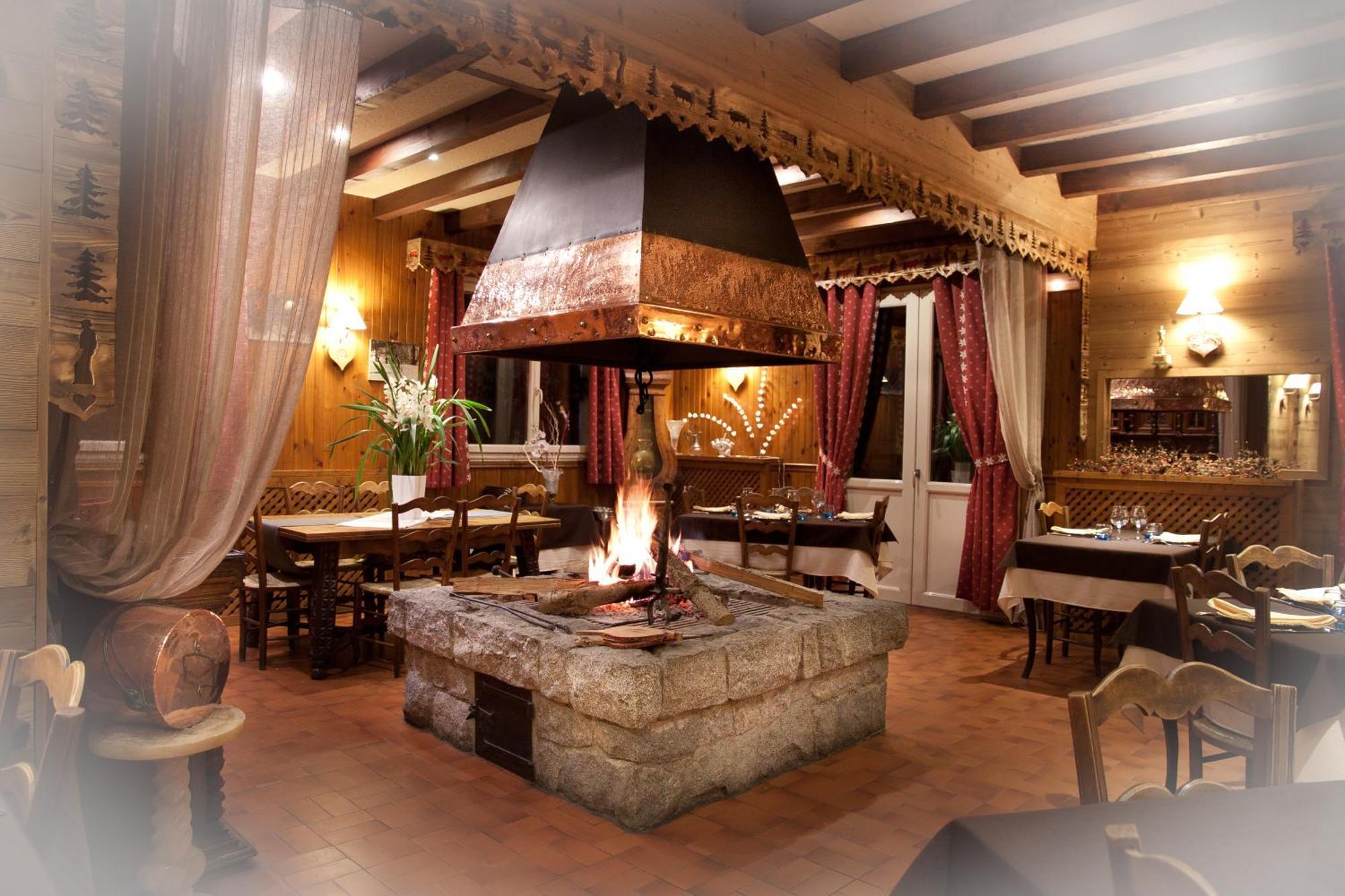 Hotel - Restaurant - Bar - Le Sapin Fleuri Bourg d'Oueil Екстер'єр фото